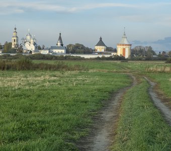 Прилуцкий монастырь и колея в поле / Prilutsky Monastery and rut in the field