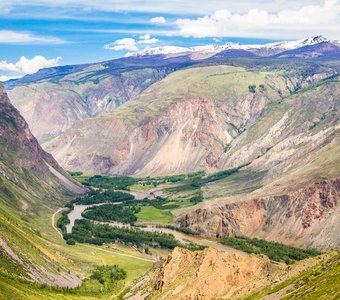 Удивительный вид на долину реки Чулушман с перевала Кату-Ярык на рассвете.  Улаганский район Республики Алтай.