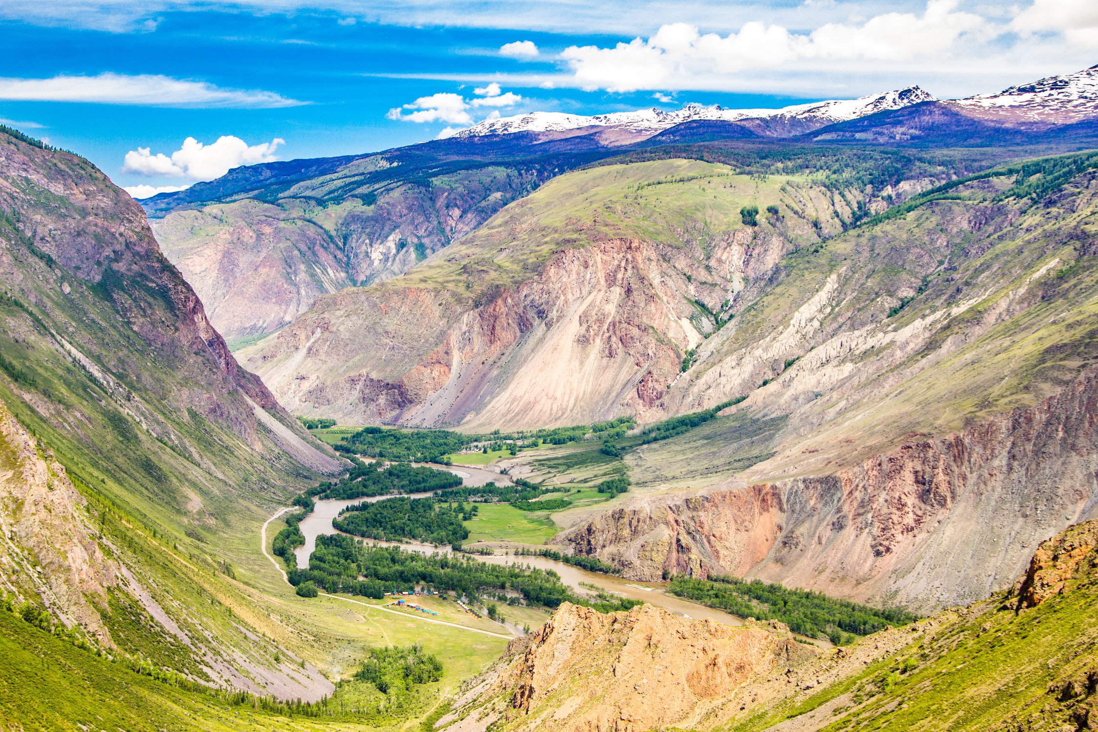 Удивительный вид с перевала Кату Ярык на долину реки Чулушман. Горный Алтай, Россия.