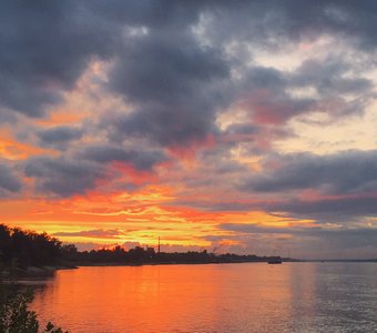 Закат над Волгой.