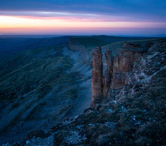 Скалы Два монаха на плато Бермамыт после заката
