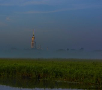 Колокольня воскресенского собора в тумане