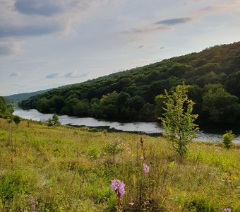 Речка, небо голубое.