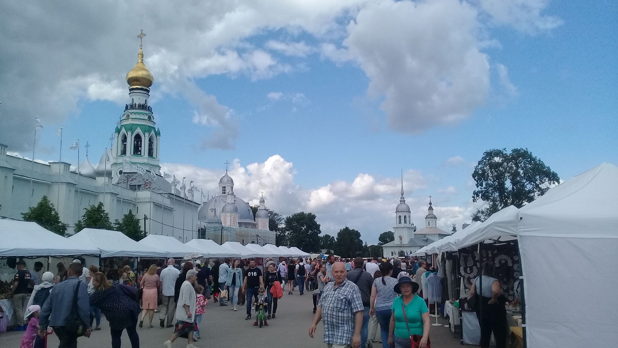 У стен Вологодского Кремля