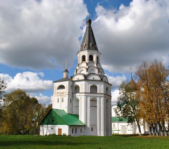 Распятская церковь-колокольня Александровского кремля