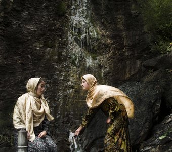 Девушки с кувшинами