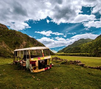 Старый Автобус среди гор
