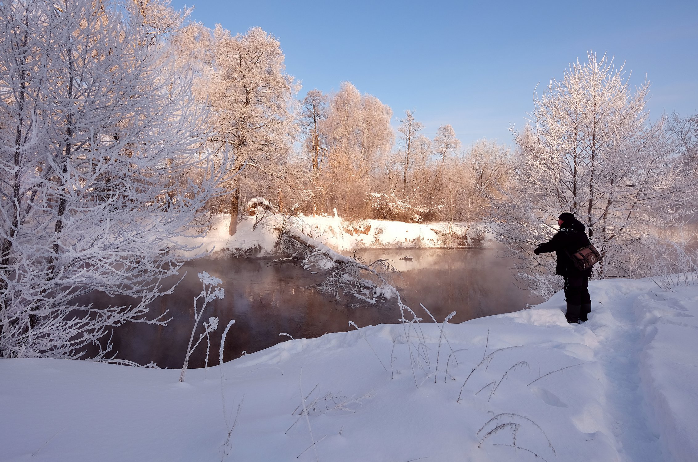 Хорошее зимнее видео. Рыбалка зимой. Зимняя рыбалка пейзаж. Река Пехорка зимой. Зимняя рыбалка в лесу.