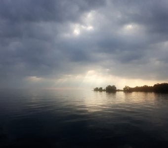 Проблески утреннего света сквозь пелену облаков...