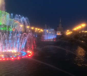 Каскад фонтанов с огненной подсветкой на ВДНХ у главного павильона