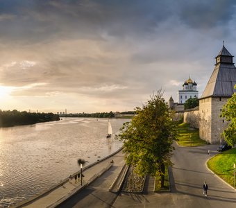 Парусник Белый Плывет По Волне