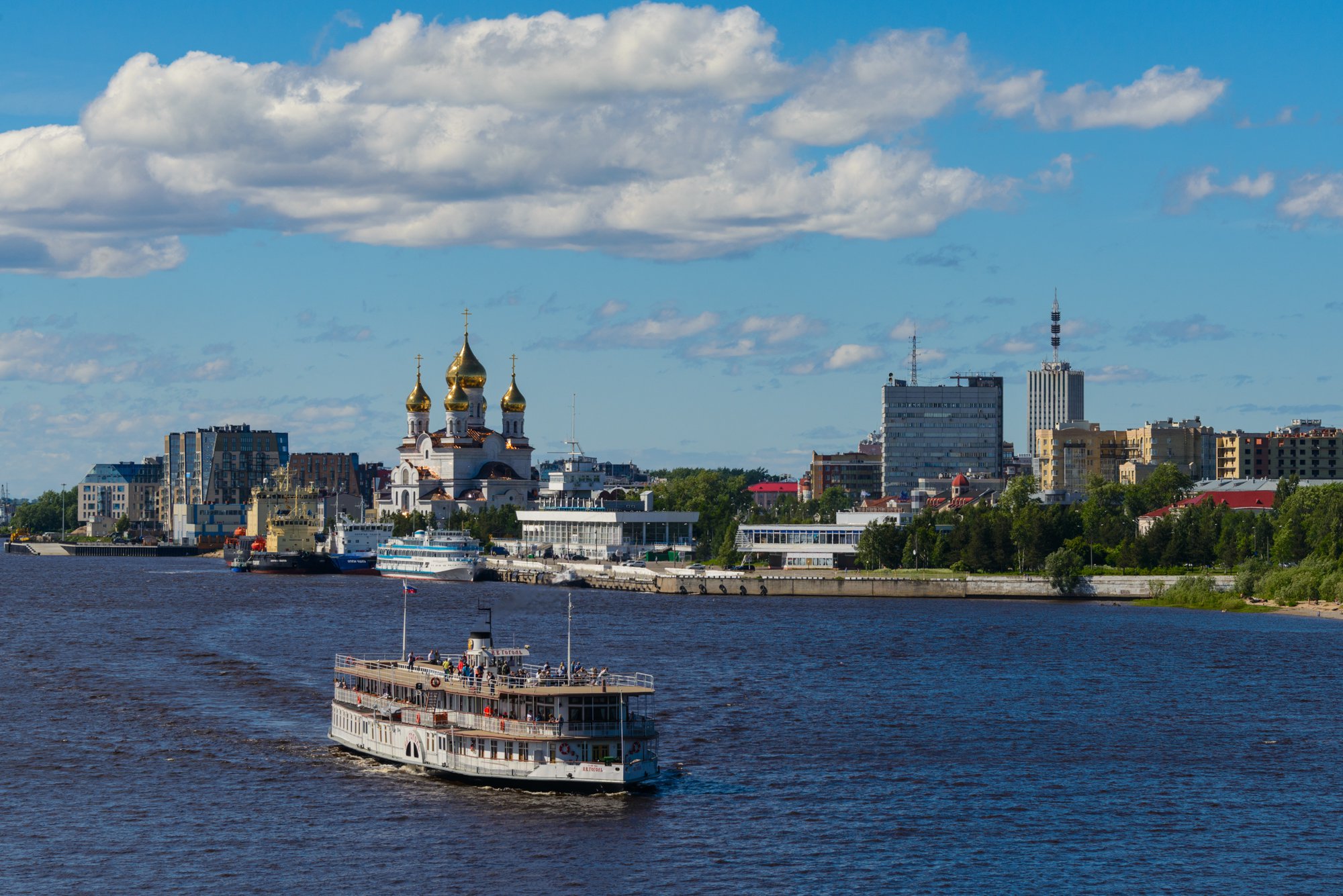 Под небом голубым есть город золотой