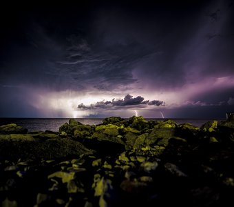 Молнии над морем