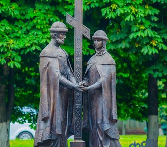 Памятник святым благоверным князю Петру и княгине Февронии Муромским, считающимся покровителями семьи, любви и верности.