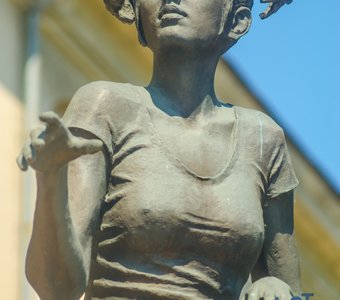 скульптурная композиция — " студентка с рожью".