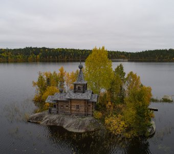 Часовня на островке в самом центре озера