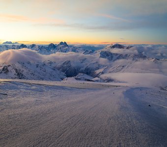 Вид на рассветные склоны Эльбруса