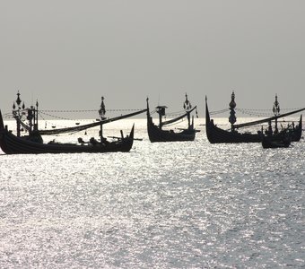 Затейливые судна у побережья Джимбарана, о. Бали