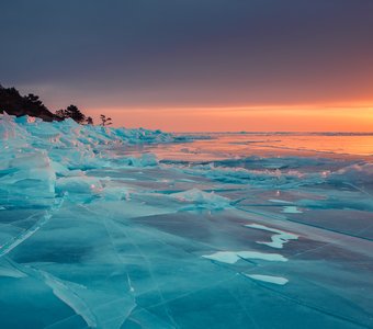 Рассвет в голубых льдах