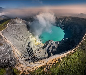 Кратер вулкана Иджен на острове Ява, Индонезия
