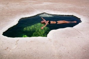 Чудо в песках: этот нерукотворный бассейн возник посреди пустыни