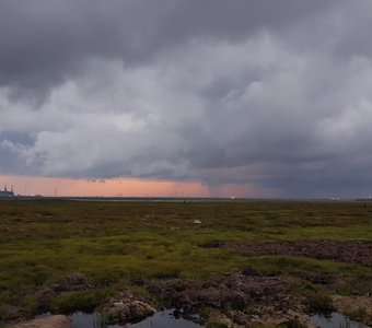 Закат и хмурые тучи