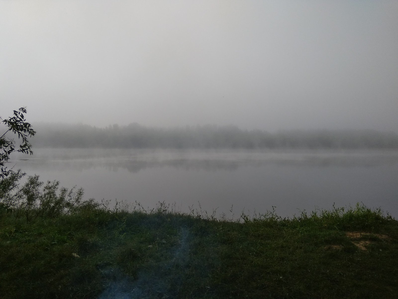 Берег реки в тумане