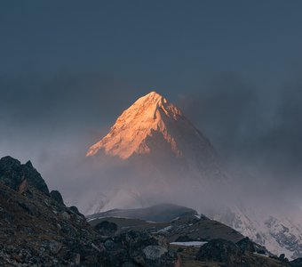 Гора Пумори на закате