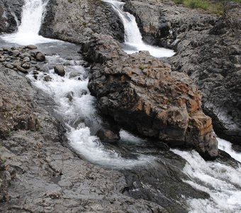 Каменная черепаха у водопада