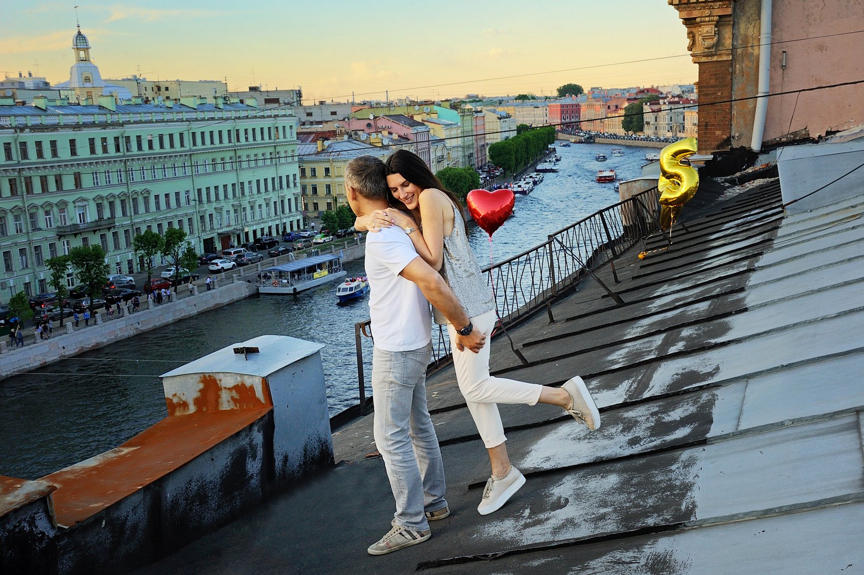 Санкт петербург девушка есть. Фотосессия на крыше. Красивые места в Питере для фотосессии. Питер фотосессия на крыше. Фотосет на крыше.