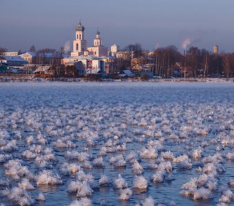 Ледяные цветы на льду Валдайского озера