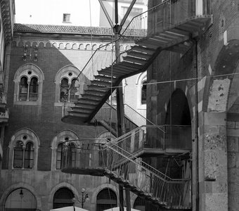 Ни окон, ни дверей.