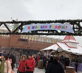 Мавзолей и новогодняя ярмарка, Красная площадь, Москва.