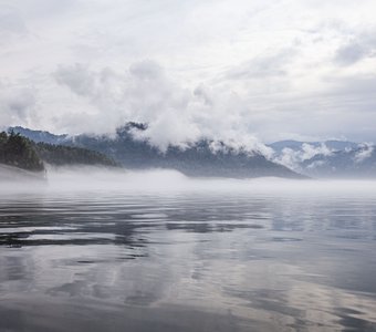 Туманное утро на Телецком озере