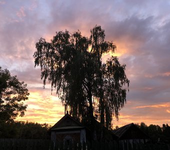 Солнце заплутало на деревенской улочке