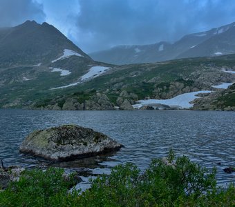 Горное озеро на пасмурный день