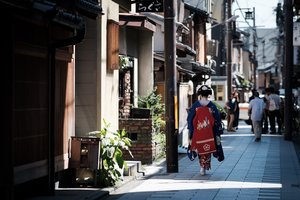 В Киото туристов начнут штрафовать за вмешательство в частную жизнь гейш