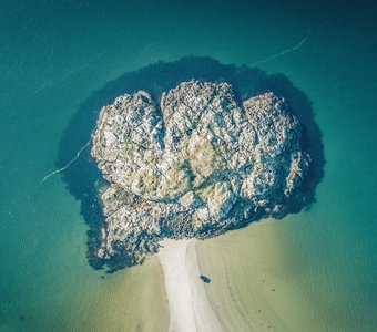 Остров в Баренцевом море, побережье Териберки, Мурманская область