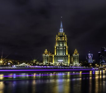 Москва, Россия: Radisson Royal Hotel в Москве ночью. Бывшая гостиница Украина.