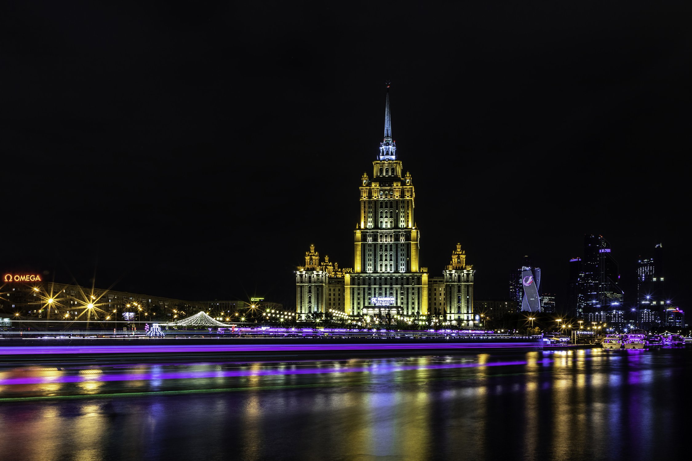 Москва, Россия: Radisson Royal Hotel в Москве ночью. Бывшая гостиница Украина.Москва, Россия: Radisson Royal Hotel в Москве ночью. Бывшая гостиница Украина.