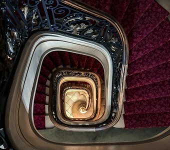 Лестница в гостинице города Париж