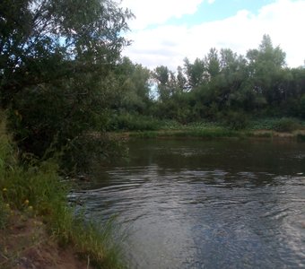 У реки