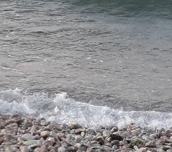 Море камни моет
