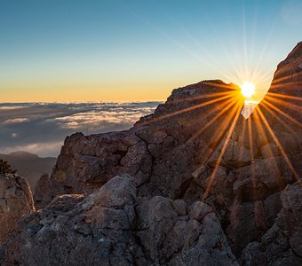 В лучах над облаками