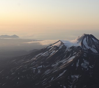 «Активный вулкан Камчатки на рассвете»