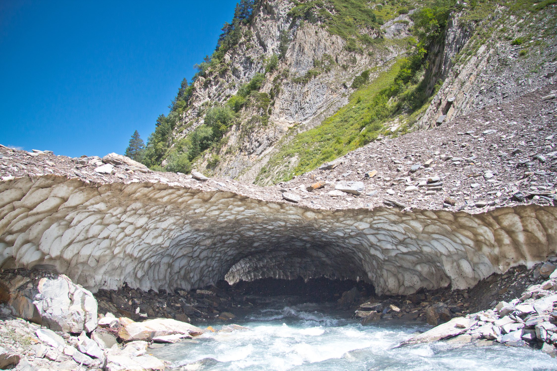 Природный тоннель изо льда реки Зруг