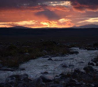 Закат над рекой