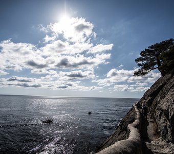 Тропа в море