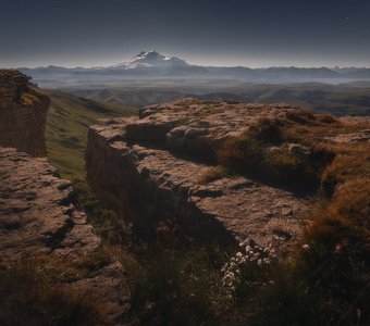 Бермамыт в лунную ночь