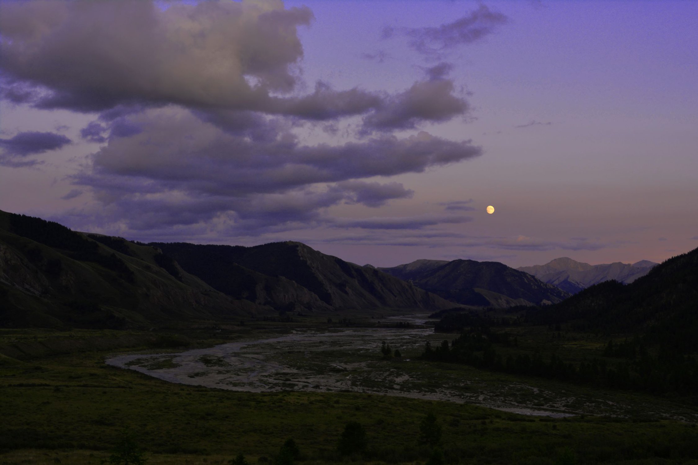 Лунный пейзаж сразу после заката в Тере-Хольском кожууне